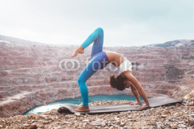 Fototapety Girl training yoga pose outdoor