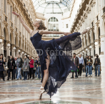 Fototapety Gorgeous classical dancer performing in Milan