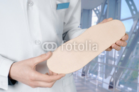 Fototapety Doctor shows Individual orthopedic insoles