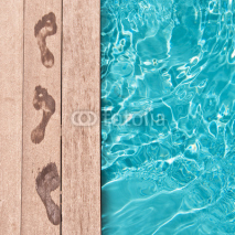 Fototapety Traces de pieds nus au bord d'une piscine