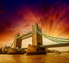 Fototapety London. Side view of Tower Bridge in all its magnificence