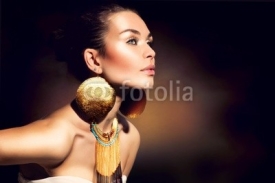 Fototapety Fashion Woman Portrait. Golden Jewels. Trendy Makeup