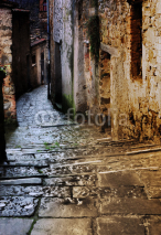 Naklejki tuscan alley at night