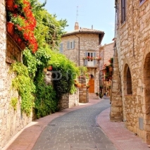 Obrazy i plakaty Flower lined street in the town of Assisi, Italy