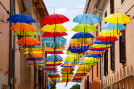 Fototapety Regenschirme hängen über der Straße