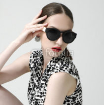 Fototapety Fashion woman portrait wearing sunglasses