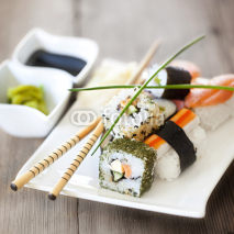 Fototapety Sushi auf Holz quadratisch