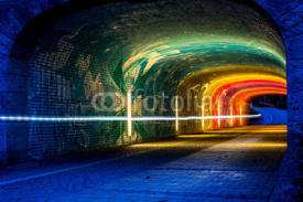Fototapety Farbenfroh beleuchtete Unterführung unter der Corneliusbrücke in München