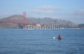 Naklejki kayaking by the golden gate bridge