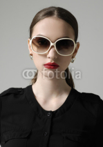 Fototapety Fashion woman portrait wearing sunglasses on gray