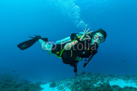 Naklejki Female scuba diver underwater showing ok signal