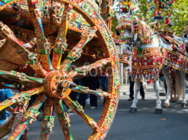 Obrazy i plakaty Close up view of a colorful wheel of a typical sicilian cart during a folkloristic show