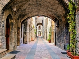 Fototapety Arched medieval street in the town of Assisi, Italy