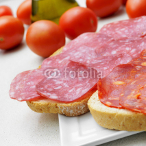 Obrazy i plakaty bread slices with spanish salchichon and chorizo