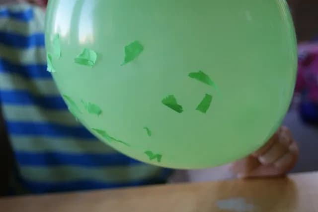 Jak naelektryzować balon z konfetti i zaskoczyć gości na imprezie