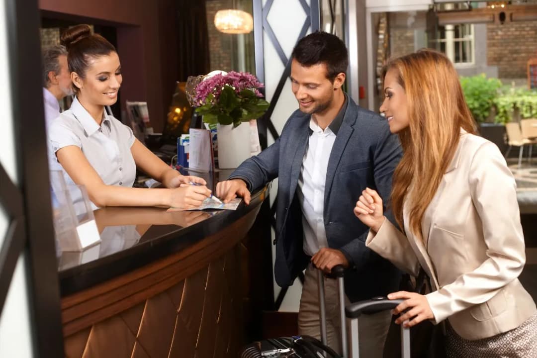 Czy do hotelu można zaprosić gościa? Sprawdź zasady i ograniczenia