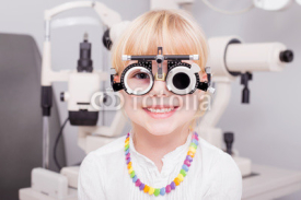 Fototapety Little girl checking her vision 