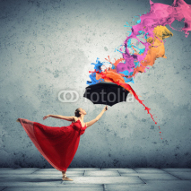 Obrazy i plakaty Ballet dancer in flying satin dress with umbrella