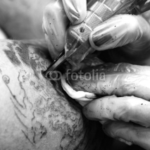 Fototapety process of creating a tattoo