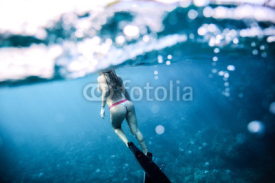 Fototapety Woman with nice booty swims in the ocean