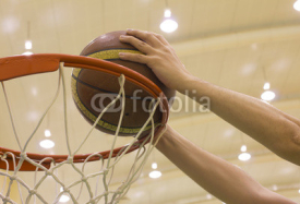 Obrazy i plakaty scoring basket in basketball court