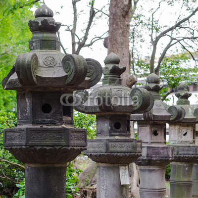japanese stone lanterns