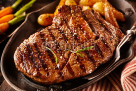 Obrazy i plakaty Serving of marinated rib eye steak with potatoes