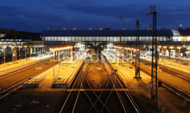 Bahnhof, Bahnsteig, Bahngleise bei Nacht