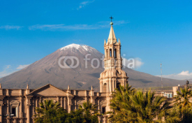 Naklejki Volcano El Misti overlooks the city Arequipa in southern Peru