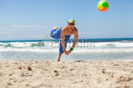 Obrazy i plakaty erwachsener junger sportlicher mann spielt beachvolleyball
