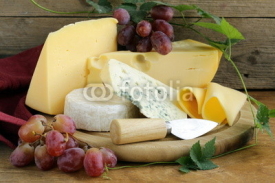 Fototapety cheeseboard (Maasdam, Roquefort, Camembert) and grapes