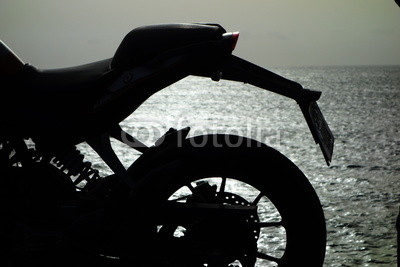 Motocicleta Junto Al Mar Al Atardecer