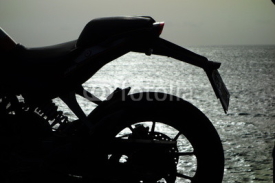 Fototapety Motocicleta Junto Al Mar Al Atardecer