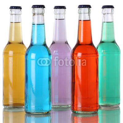 Bunte Getränke in Flaschen mit Spiegelung