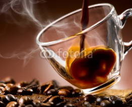 Naklejki caffe' versato in una tazza di vetro