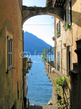 Naklejki Romantic view to the famous Italian lake Como from Varenna town