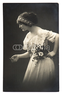 young woman posing with daisy flowers