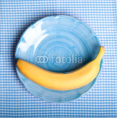 gelbe Banane auf blauen Teller