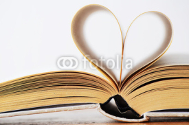 Fototapety heart shaped book