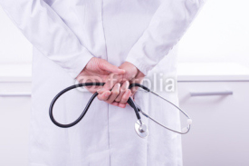 Obrazy i plakaty Ärztin mit Stethoskop hinter dem Rücken