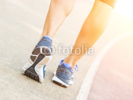 Obrazy i plakaty Woman Ready to Run on Track Lane
