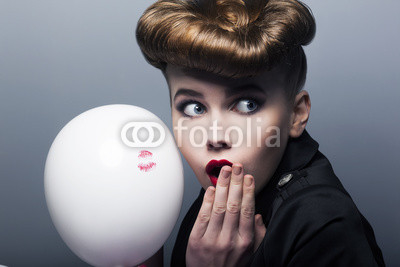 Expression. Surprised pin-up shopper girl with balloon