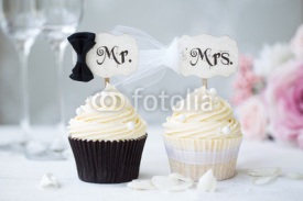 Naklejki Bride and groom cupcakes