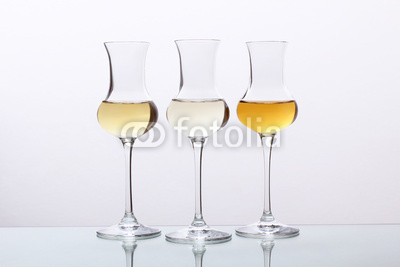cocktail tre bicchieri con bevanda alcolica grappa