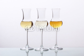 Fototapety cocktail tre bicchieri con bevanda alcolica grappa
