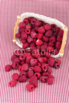 Obrazy i plakaty fresh redraspberry with leafs in basket