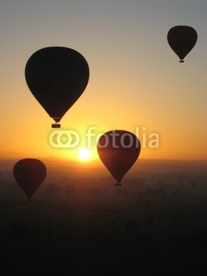 montgolfière au lever du soleil