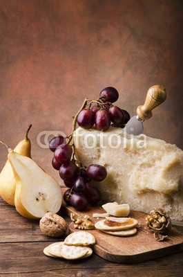 still life con formaggio parmigiano e frutta