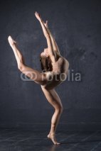 Fototapety Professional woman dancer posing at wall