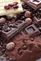 Fototapety cioccolato fondente  al latte e bianco con nocciole e caffe